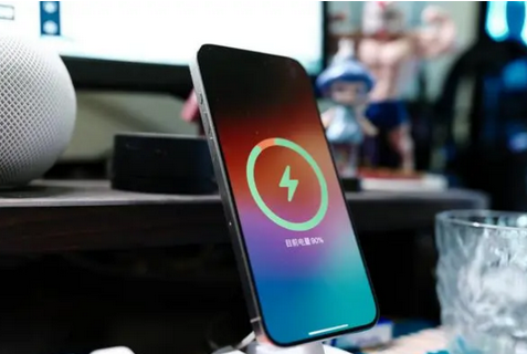 子洲苹果15换屏服务分享用什么充电器给iPhone15充电更好 